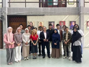 Mahasiswa Program Studi Administrasi Publik Universitas Hasanuddin berfoto bersama dosen dan mitra akademik di kampus universitas mitra di Malaysia dalam rangka pelaksanaan International Mobility Program, sebagai bagian dari penguatan jejaring internasional dan pembelajaran lintas budaya Unhas.